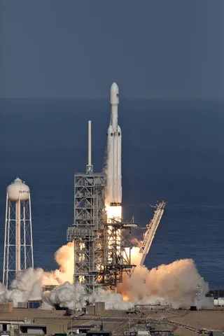 Falcon Heavy clearing the tower 04