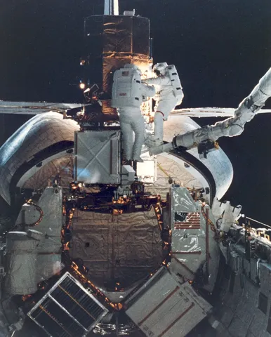 SMMS repair by STS 41C Astronauts