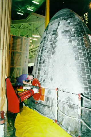 Discovery External Tank Connection Check 001880
