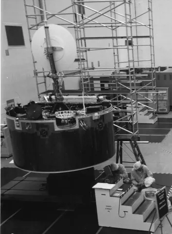 PIONEER VENUS 1 SPACECRAFT BEING VIEWED BY NEWS MEDIA REPRESENTATIVES