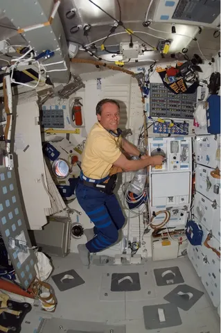 Christer Fuglesang aboard SSDiscovery, 2006 Dec 11