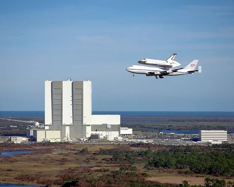 STS 32 Return to KSC 000677