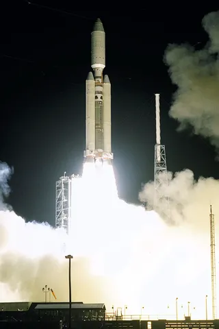 Cassini–Huygens lifts off atop a Titan IVB/Centaur, 15 Oct 1997