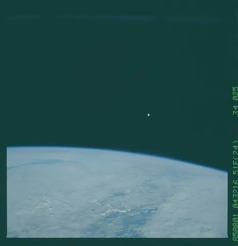 51F 34 025 STS 51F Plasma Diagnostics Package drifts in space DPLA 21203643334bfe531fcf08bda66095ae