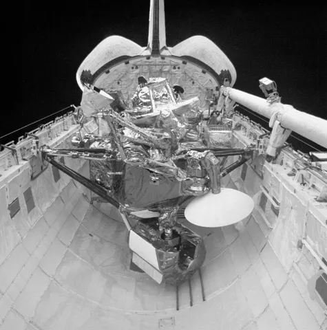 Sts 48 d13 uars in payload bay2