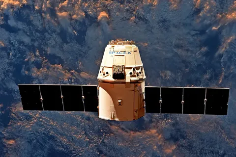And there goes #Dragon… Goodbye to our 1st return visitor since Atlantis in 2011--Come on back anytime, we’ll leave the lights on for you!