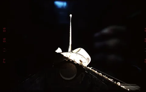 301 010 View of the empty payload bay during the STS 93 mission DPLA 58f7cda6fea9c525e4c82ea06a40319e