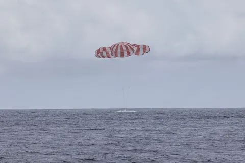 CRS 4 Dragon ocean landing